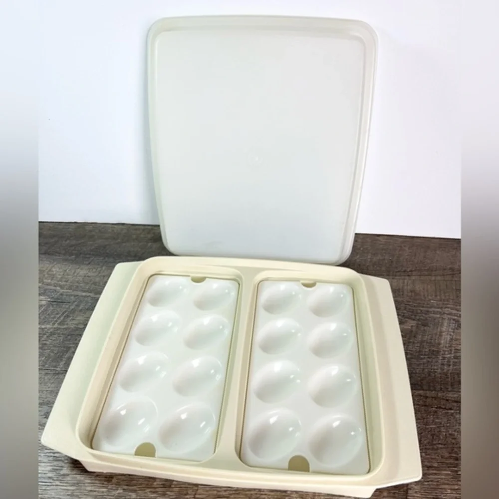 Vintage Tupperware deviled‎ egg keeper container beige Holiday party gathering